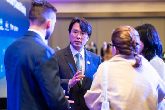 이규호 코오롱그룹 부회장이 지난 28일 부산에서 열린 아시아태평양경제협력체(APEC) 기업인자문위원회(ABAC) 4차회의 폐막행사에서 참여자들과 대화를 나누고 있다./코오롱그룹