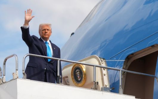 트럼프 미국 대통령이 29일(현지시간) 일본 도쿄 하네다공항을 출발해 한국으로 향하는 에어포스원에 탑승해 손을 흔들고 있다. 연합뉴스