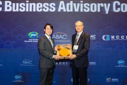 이규호 코오롱그룹 부회장이 지난 28일 부산에서 열린 아시아태평양경제협력체(APEC) 기업인자문위원회(ABAC) 4차회의 폐막행사에서 차기 ABAC 의장직을 수행할 리판룽 ABAC 중국 위원 겸 시노켐 회장에게 의사봉을 전달하고 있다./코오롱그룹