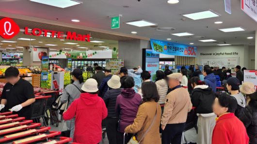 30일 서울시 노원구에 위치한 롯데마트 중계점에서 고객들이 매장 오픈을 기다리고 있다./롯데마트