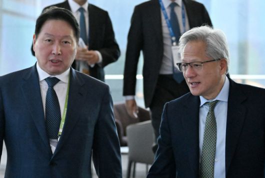 젠슨 황 엔비디아 CEO가 31일 경북 경주 예술의전당에서 열린 아시아태평양경제협력체(APEC) 최고경영자(CEO) 서밋에 참석해 최태원 대한상의 회장과 만나 환담을 하고 있다./연합