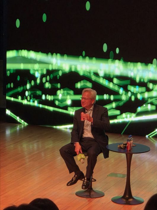 31일 경주 APEC CEO서밋이 열리는 경주 예술의전당 원화홀에서 젠슨황 엔비디아 CEO가 기자들의 질문에 답하고 있다./이지선 기자