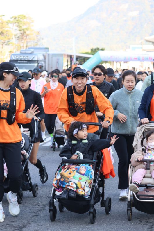 '2025 서울 유아차 런'에 참가한 한 가족이 달리고 있다./서울시