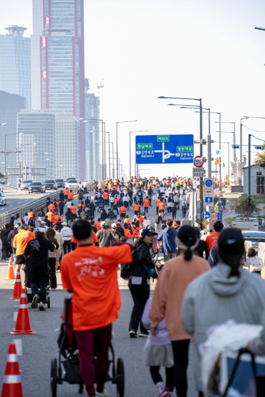 '2025 서울 유아차 런' 참여 가족들이 광화문광장을 출발해 여의도공원으로 달리고 있다./서울시
