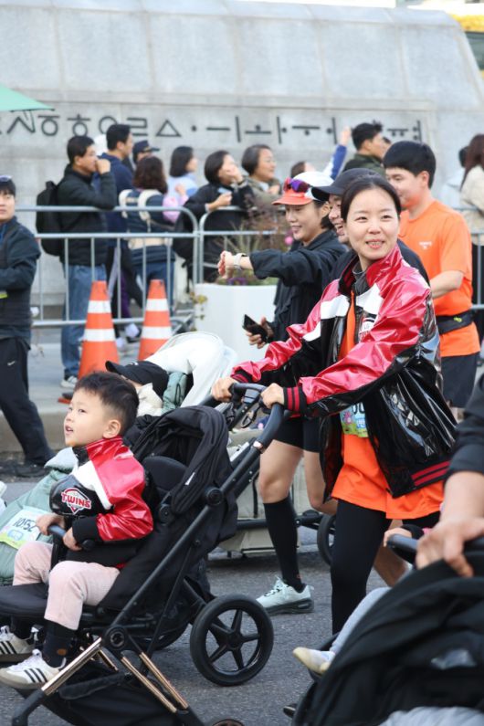 '2025 서울 유아차 런' 참여한 가족들이 광화문광장을 출발하고 있다./서울시