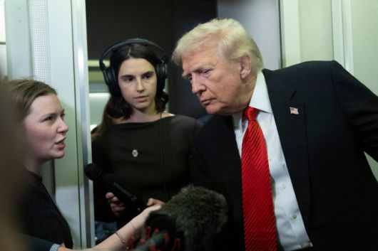 도널드 트럼프 대통령(오른쪽)이 2일(현지시간) 플로리다주 팜비치 자택 마라라고에서 워싱턴DC 백악관으로 이동하는 에어포스원에서 기자의 질문을 듣고 있다./AP 연합