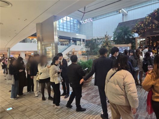서울 여의도 더현대 5층 사운즈 포레스트 H빌리지 입장을 위해 고객들이 줄을 서서 대기하고 있다./이태경 인턴 기자
