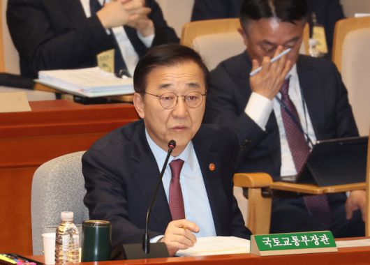 김윤덕 국토교통부 장관이 10일 국회에서 열린 예산결산특별위원회 전체회의에 출석해 질의에 답하고 있다./연합뉴스