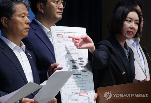 지난 6월 서울 여의도 국회 소통관에서 열린 '대장동 사건 관련 정치검찰 규탄 및 처벌 촉구 기자회견'에 참석한 임세은 전 청와대 부대변인이 김용 전 민주연구원 부원장의 압수조서에 대한 설명을 하고 있다. /연합