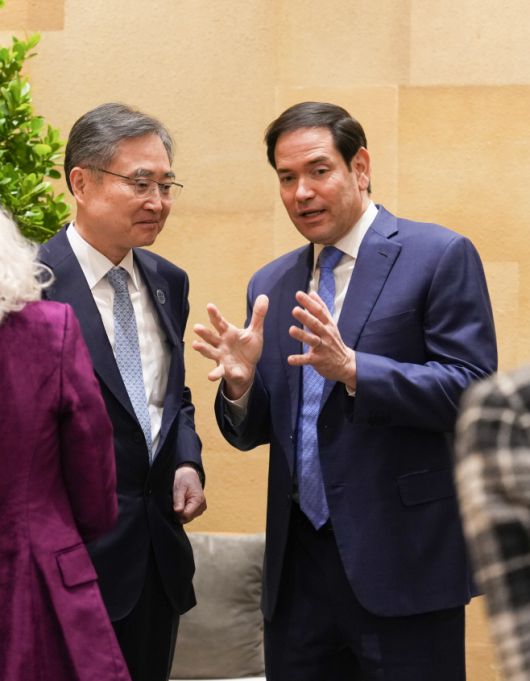 2차 G7 외교장관회의 계기에 조우한 조현 외교부 장관(왼쪽)과 마크 루비오 미 국무장관. /외교부 제공