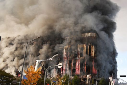 15일 오전 충남 천안시 동남구 풍세면 이랜드패션 물류센터에서 불이 나 검은 연기가 치솟고 있다./연합뉴스