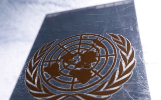 유엔본부 건물 앞 유엔 로고 /타스 연합