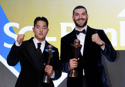 24일 서울 송파구 롯데호텔 월드에서 열린 2025 신한 SOL뱅크 KBO 시상식에서 정규시즌 최우수선수(MVP)로 선정된 한화의 폰세와 신인상을 수상한 KT의 안현민이 트로피와 함께 기념촬영을 하고 있다. /연합