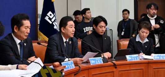 아시아투데이 송의주 기자 = 김병기 더불어민주당 원내대표가 24일 국회에서 열린 최고위원회의에서 발언을 하고 있다.