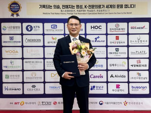 천안 나은필병원 김종필 병원장이 보건복지부 장관상을 수상한 후 기념촬영하고 있다.