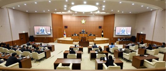 김연균 의정부시의장이 5일 제340회 제2차 정례회 제2차 본회의를 개의하고 있다./의정부시의회