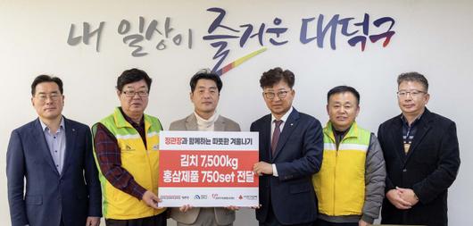 박재용 대덕구자원봉사센터 이사장(왼쪽에서 두번째), 김태원 KGC인삼공사 미래전략본부장(왼쪽에서 세번째), 최충규 대전 대덕구청장(오른쪽에서 세번째)이 기념 사진을 촬영하고 있다./KGC인삼공사