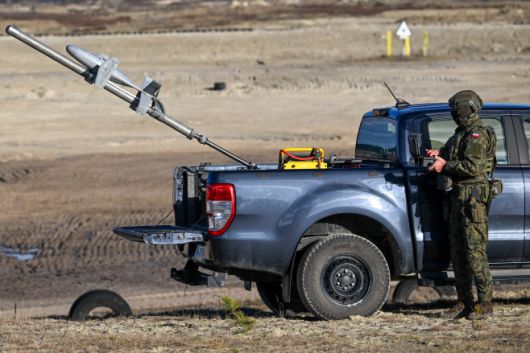 미군 병사가 11월 18일(현지시간) 폴란드 남동부 노바데바의 육군훈련장에서 무인항공기(UAV)를 탐지·추적·무력화하기 위해 설계된 시스템 및 기술에 대한 C-UAS 훈련에 참가하고 있다./EPA·연합