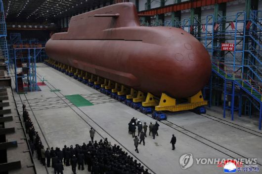 김정은 북한 국무위원장이 8천700t급 '핵동력 전략유도탄 잠수함 건조사업'을 현지에서 지도했다고 조선중앙통신이 25일 보도했다. 2025.12.25 평양 조선중앙통신=연합뉴스