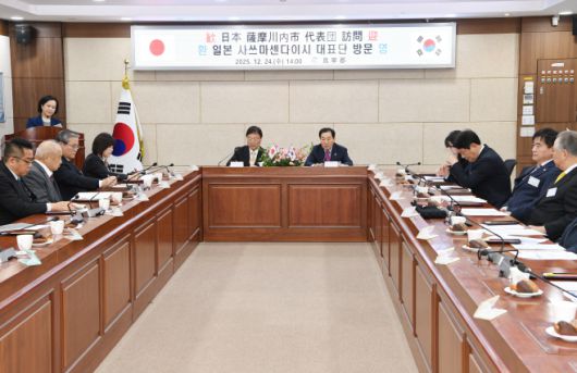 성낙인 창녕군수(가운데 테이블 오른쪽)이 24일 군청을 찾은 일본 가고시마현 사쓰마센다이시 대표단과 환담하고 있다. /창녕군