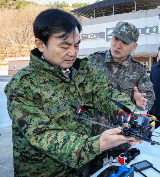 안규백 국방부 장관이 26일 해군특수전전단 UDT/SEAL 부대를 방문해 임무수행용 드론 장비를 확인하고 있다.   /국방부