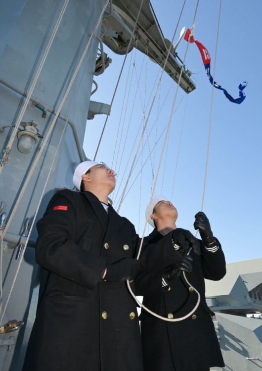광명함 장병들이 26일 진해 해군기지에서 열린 광명함(PCC) 전역식에서 함정 마스트에 걸린 취역기를 강하하고 있다. /해군