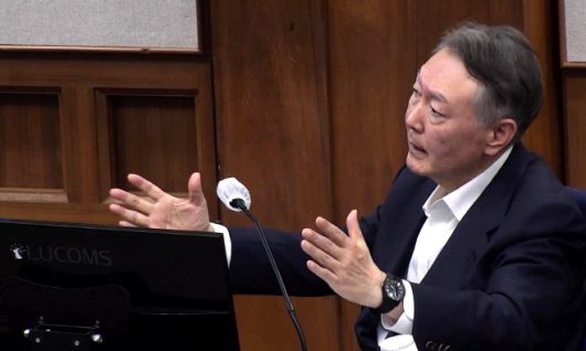 윤석열 전 대통령이 지난 24일 서울 서초구 서울중앙지법에서 열린 내란 우두머리 혐의 속행 공판에 출석해 발언하고 있다./서울중앙지법