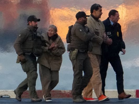 미국 마약단속국(DEA) 요원들이 5일(현지시간) 니콜라스 마두로 베네수엘라 대통령과 그의 부인 실리아 플로레스를 뉴욕 맨해튼 연방법원에 출두시키기 위해 헬기에서 연행하고 있다./로이터·연합