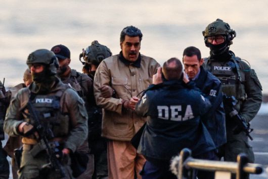 미국 마약단속국(DEA) 요원과 경찰들이 5일(현지시간) 니콜라스 마두로 베네수엘라 대통령과 그의 부인 실리아 플로레스를 뉴욕 맨해튼 연방법원에 출두시키기 위해 헬기에서 연행하고 있다./로이터·연합