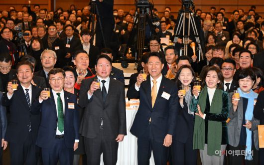 오세훈 서울시장이 7일 서울 중구 대한상공회의소에서 열린 2026 서울시 신년인사회에서 최태원 서울상공회의소 회장 등 참석자들과 건배를 하고 있다. /정재훈 기자