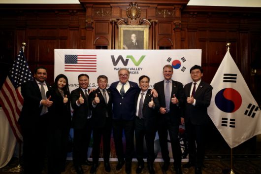 남궁 홍 삼성E&A 대표이사(왼쪽 네번째)·날린 굽타 와바시 미국 밸리 리소스(WVR) 이사(왼쪽) 등이 5일(현지시간) 미국 워싱턴 D.C. 한 호텔에서 진행된 인디애나 친환경(블루) 암모니아 플랜트' 프로젝트 착공 기념행사에서 '파이팅'을 외치고 있다./하만주 워싱턴 특파원