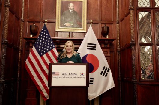 에린 호친 미국 공화당 연방 하원의원(인디애나주)이 5일(현지시간) 미국 워싱턴 D.C. 한 호텔에서 진행된 인디애나 친환경(블루) 암모니아 플랜트' 프로젝트 착공 기념행사에서 축사를 하고 있다./하만주 워싱턴 특파원