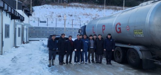 지난 6일 남한권 울릉군수(왼쪽에서 세번째)와 LPG 배관망 사업단·사업자가 LPG 18.5톤을 저장소에 주입 후 기념촬영을 하고있다./울릉군