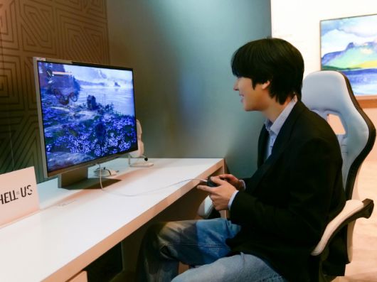 배우 안효섭이 CES 2026 삼성전자 '더 퍼스트룩' 단독 전시관에서 게이밍 모니터를 체험하고 있다./삼성전자