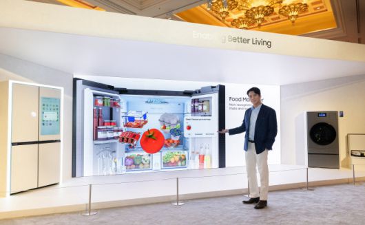 배우 하석진이 CES 2026 삼성전자 '더 퍼스트룩' 단독 전시관에서 AI 가전 신제품들을 소개하고 있다./삼성전자