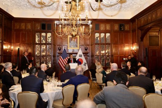 제임스 댄리 미국 에너지부 부장관이 5일(현지시간) 미국 워싱턴 D.C. 한 호텔에서 진행된 인디애나 친환경(블루) 암모니아 플랜트' 프로젝트 착공 기념행사에서 축사를 하고 있다./하만주 워싱턴 특파원