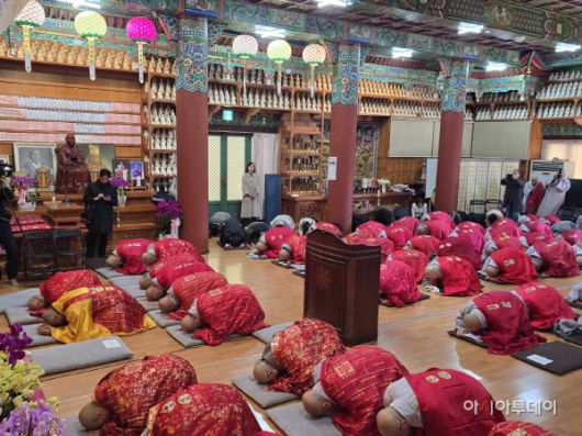 새해 출발을 알리며 부처님전에게 삼배 올리는 태고종 스님들./사진=황의중 기자