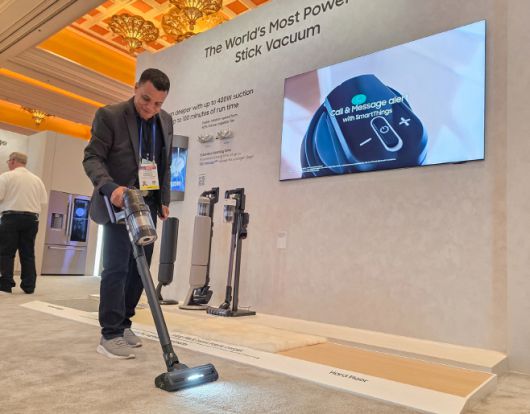 관람객이 미국 라스베이거스에서 열리는 세계 최대 전자 전시회 'CES 2026'에 마련된 윈호텔 삼성전자 단독 전시관에서 '비스포크 AI 제트 400W' 스틱 청소기를  체험하고 있다./삼성전자