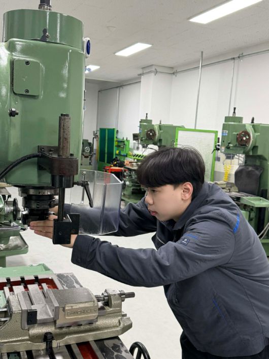 NKR에 취업한 동응옥두안 학생이 한국폴리텍 다솜고등학교 재학 당시 기계가공 실습을 하고 있는 모습. /한국폴리텍대