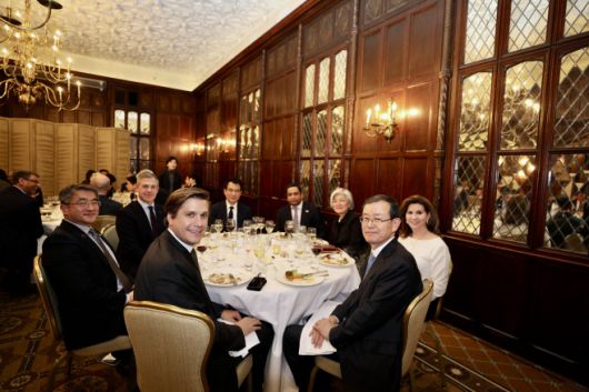 남궁 홍 삼성E&A 대표이사(왼쪽부터)·짐 뱅크스 미국 공화당 연방 상원의원(인디애나주)·남영우 국토교통부 기획조정실장·날린 굽타 와바시 미국 밸리 리소스(WVR) 이사·강경화 주미대사·한만희 해외건설협회 회장 등이 5일(현지시간) 미국 워싱턴 D.C. 한 호텔에서 진행된 인디애나 친환경(블루) 암모니아 플랜트' 프로젝트 착공 기념행사에 참석하고 있다./하만주 워싱턴 특파원