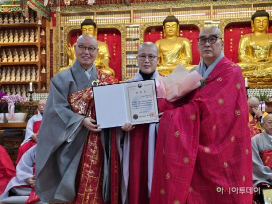 문체부 장관상을 수상한 연천 수불사 법경스님에게 상장을 전달하는 태고종 총무원장 상진스님(왼쪽)./사진=황의중 기자