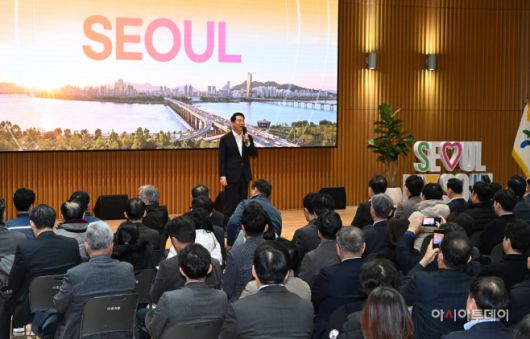 오세훈 서울시장이 12일 오전 시청 다목적홀에서 열린 '2026년 신년 직원조례'에서 '서울시 창의행정이 나아가야 할 방향'을 주제로 특강을 하고 있다. /정재훈 기자