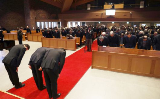 신년감사예배 당시 감독회장·감독과 평신도의 상호 인사./제공=감리교