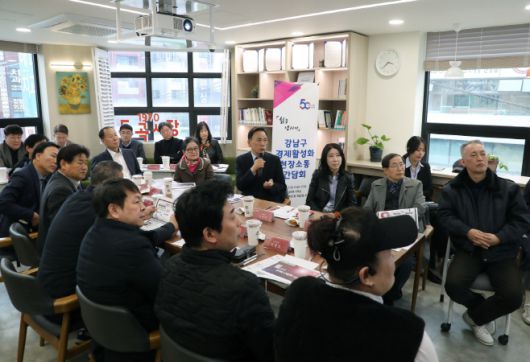 조성명 구청장이 도곡시장에서 경제활성화 간담회를 진행하고 있다./강남구
