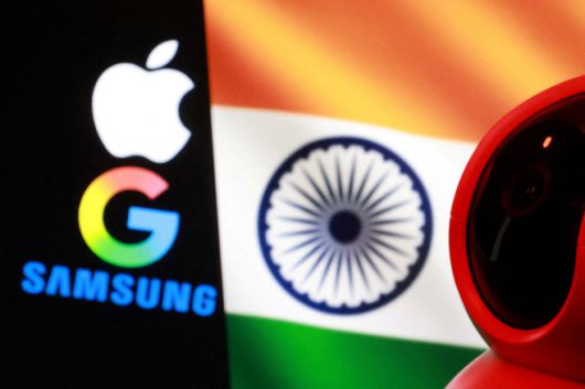 2025년 12월 4일(현지시간) 찍은 일러스트레이션에 인도 국기·삼성·애플·구글 로고 및 감시 카메라가 보인다./로이터·연합