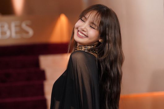 블랙핑크 리사가 11일(현지시간) 미국 로스앤젤레스(LA) 베벌리 힐튼 호텔에서 제83회 골든글로브 시상식 개최에 앞서 활짝 웃고 있다./AP·연합뉴스