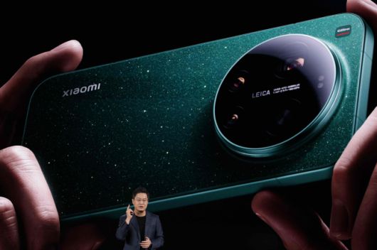 루웨이빙(盧偉氷) 샤오미 사장이 2025년 12월 25일 중국 베이징(北京)에서 열린 '샤오미 17 울트라 바이 라이카' 출시 행사에서 연설하고 있다./EPA·연합