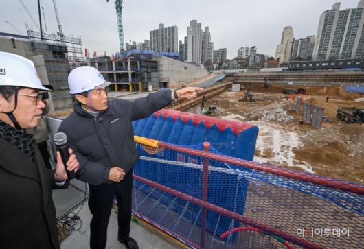 오세훈 서울시장이 12일 서울 노원구 광운대역 물류부지 공사현장을 둘러보고 있다. /정재훈 기자