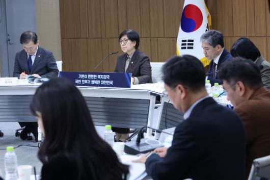 정은경 보건복지부 장관이 12일 정부세종청사에서 한국보건산업진흥원 등 산하기관 업무보고를 받고 있다./연합