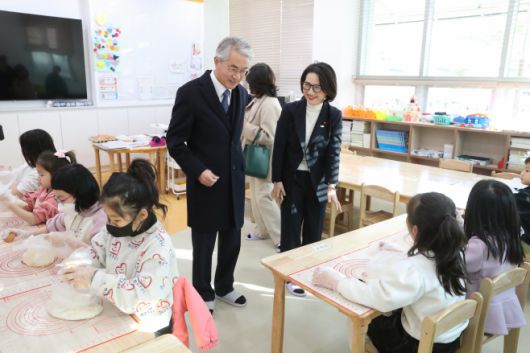 박종훈 교육감과 박정화 밀양교육장이 밀양다봄 현장을 방문해 시설을  둘러보고 있다. /밀양교육지원청